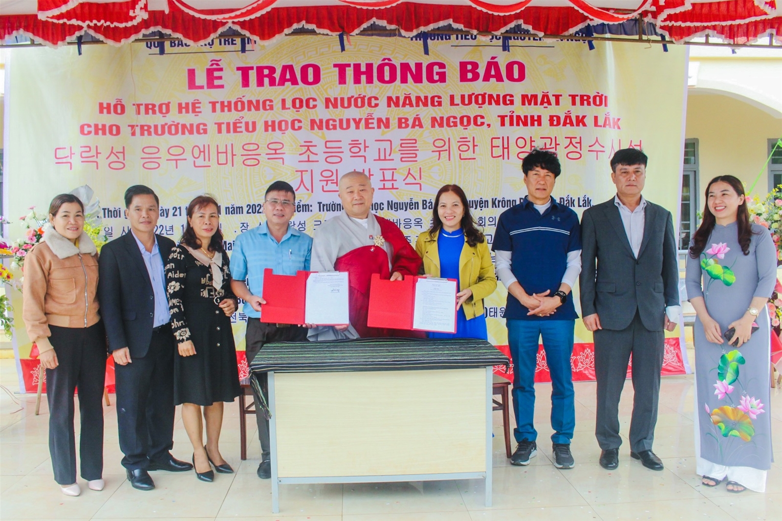 Lễ trao thông báo tài trợ hệ thống lọc nước năng lượng mặt trời