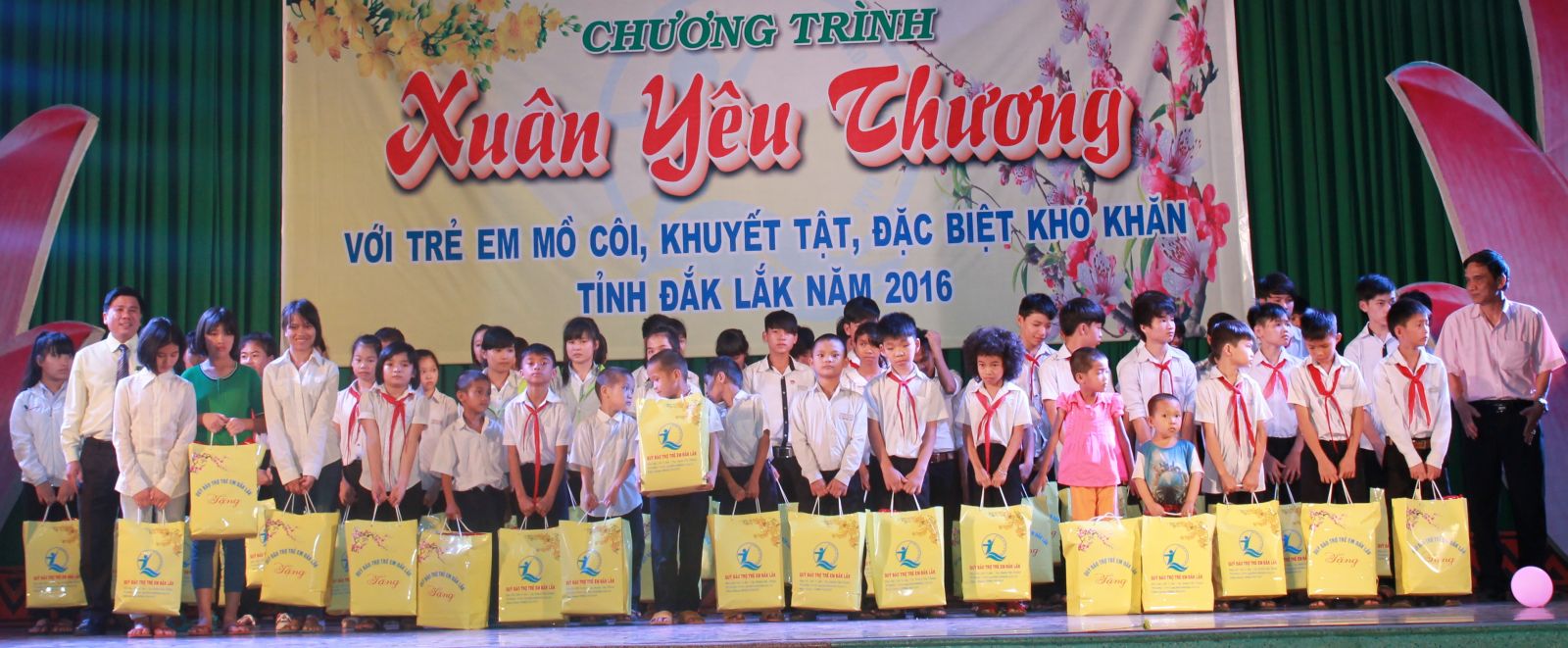 ĐEM XUÂN YÊU THƯƠNG ĐẾN VỚI TRẺ EM NGHÈO