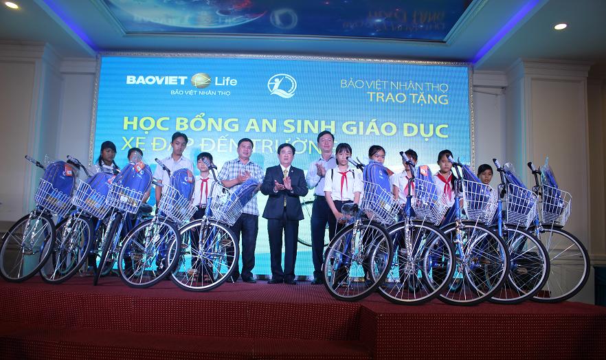 TRAO TẶNG XE ĐẠP CHO TRẺ EM CÓ HOÀN CẢNH KHÓ KHĂN VƯỢT KHÓ HỌC GIỎI NĂM 2017