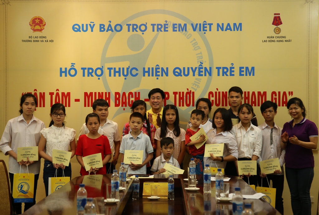 GƯƠNG TRẺ EM VƯỢT KHÓ HỌC GIỎI TIÊU BIỂU THAM DỰ CHƯƠNG TRÌNH KỶ NIỆM 25 NĂM THÀNH LẬP QUỸ BẢO TRỢ TRẺ EM VIỆT NAM