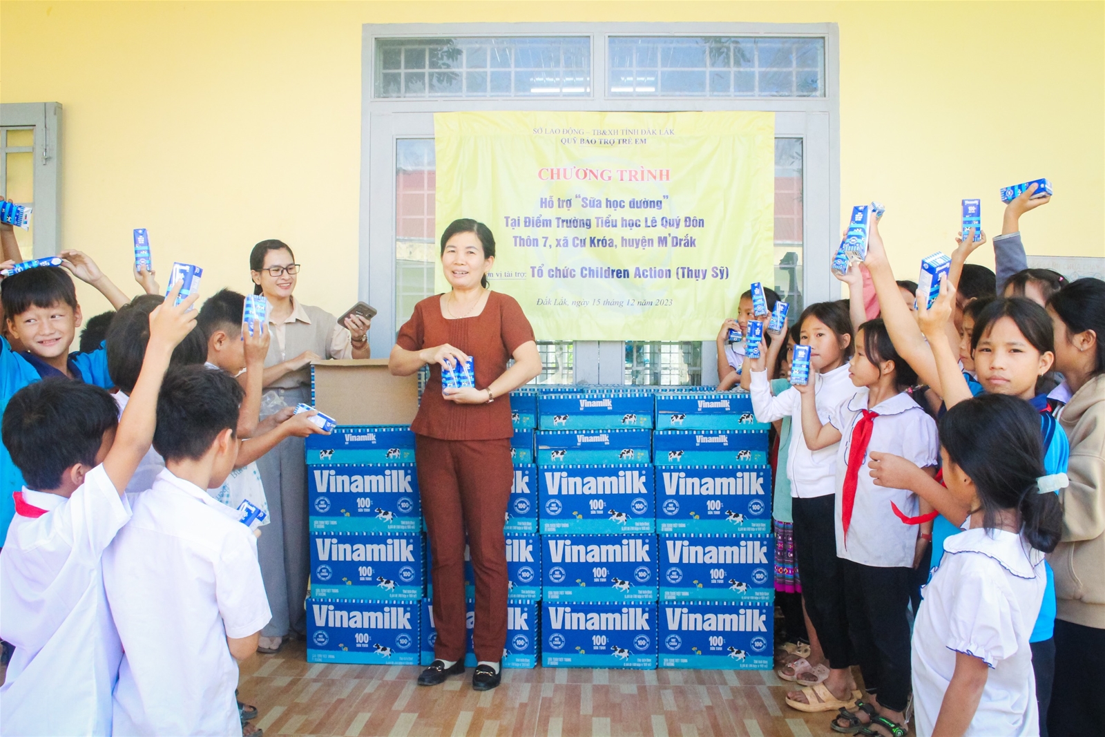 Trao tặng “Sữa học đường” cho trẻ em vùng sâu, vùng xa có hoàn cảnh đặc biệt, khó khăn huyện M’Drắk