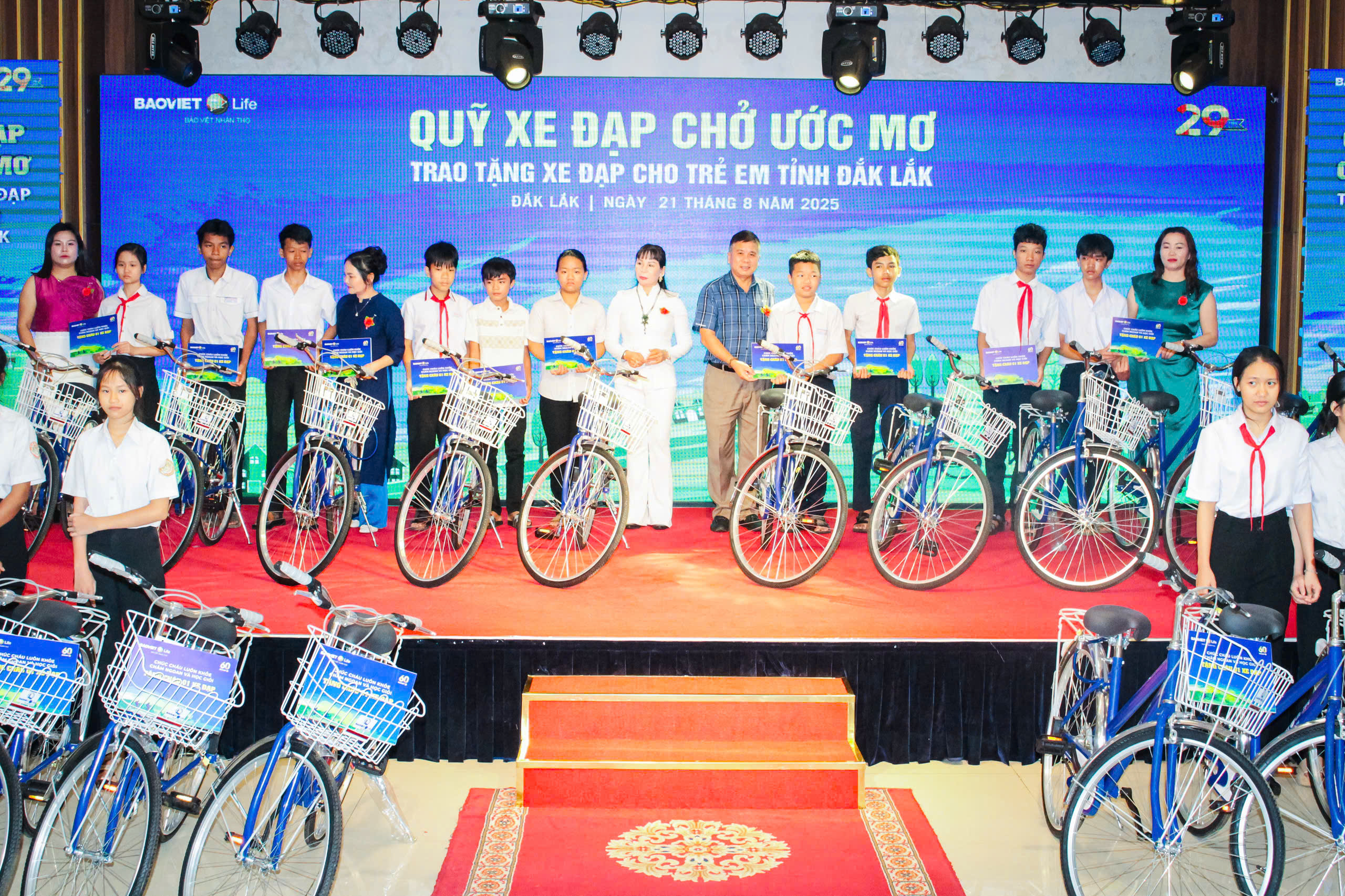 Chương trình “Quỹ xe đạp chở ước mơ” trao tặng 40 xe đạp cho trẻ em có hoàn cảnh khó khăn