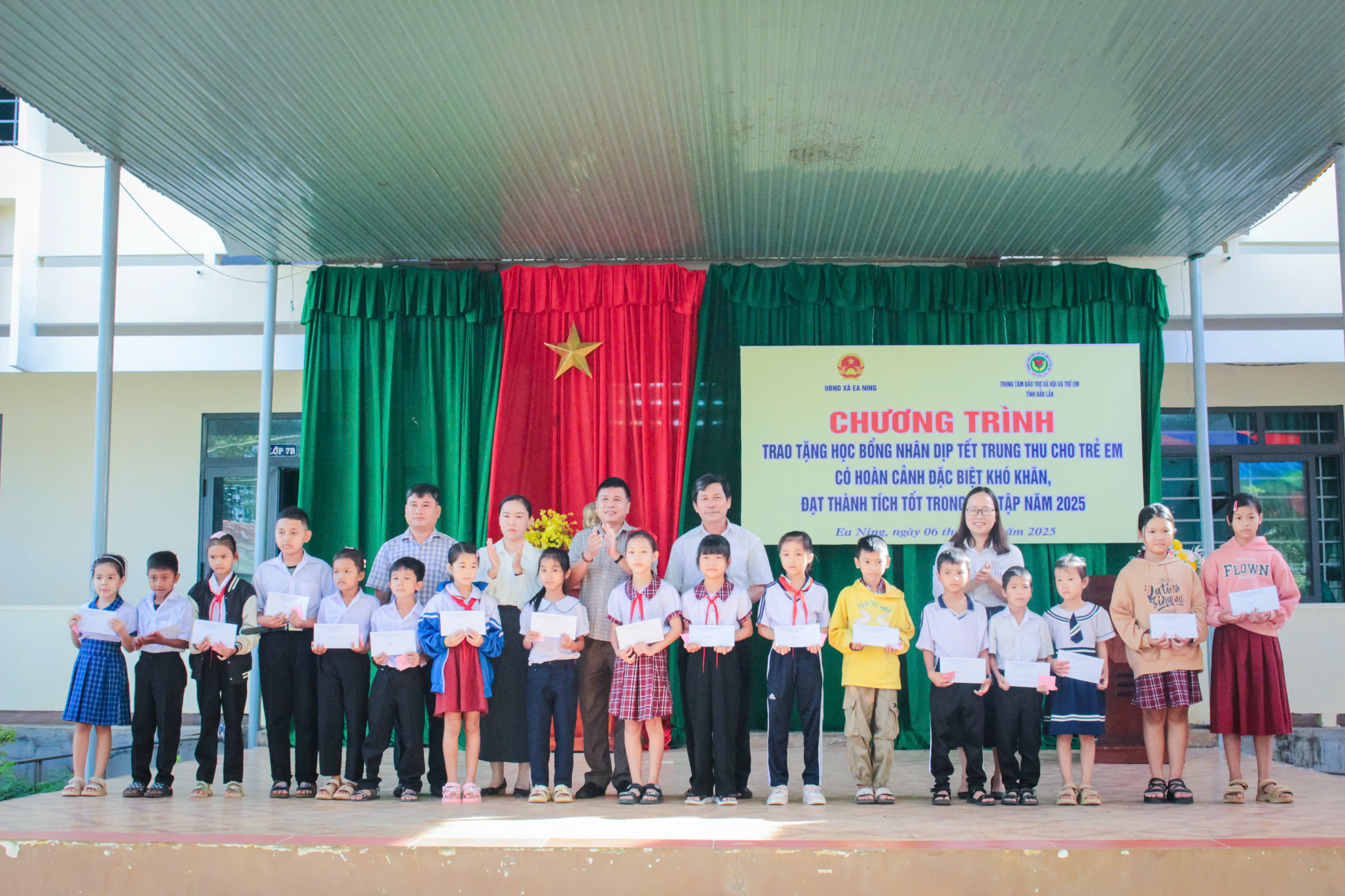 lanh-dao-ttbtxh-te-va-chinh-quyen-dia-phuong-xa-ea-ning-trao-tang-hb_20251007095631