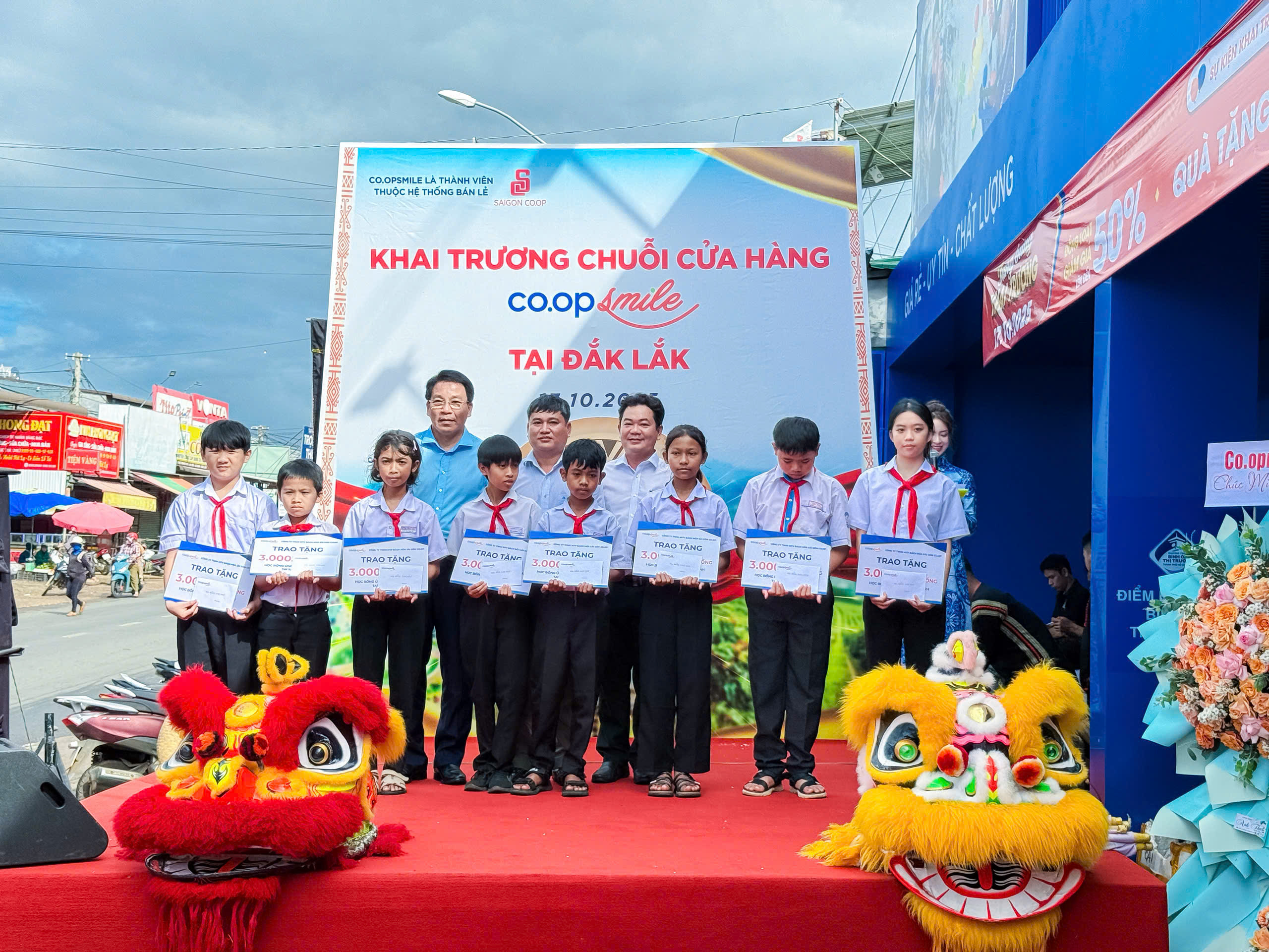 TRAO HỌC BỔNG VÀ QUÀ HỖ TRỢ CHO HỌC SINH, HỘ GIA ĐÌNH CÓ HOÀN CẢNH KHÓ KHĂN TẠI XÃ EA KTUR