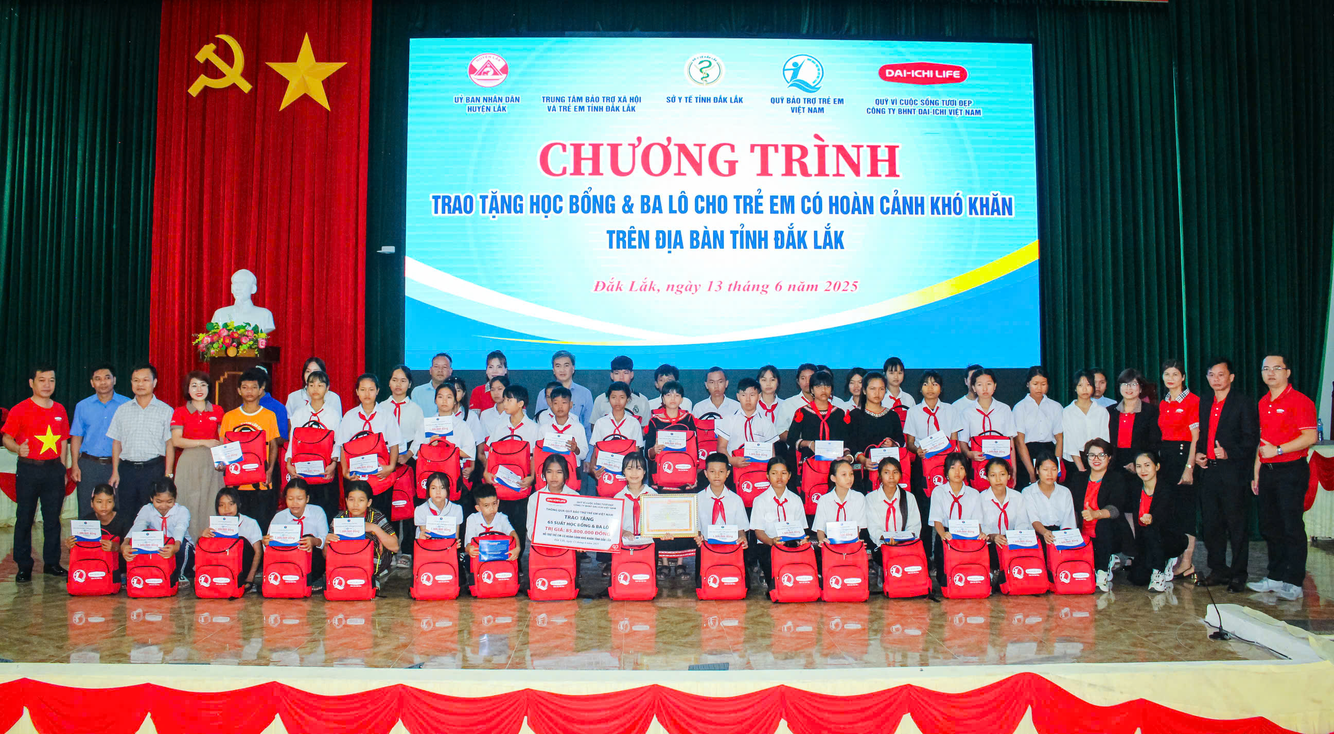 Trao tặng 65 suất học bổng, ba lô cho trẻ em có hoàn cảnh đặc biệt khó khăn trên địa bàn huyện Lắk